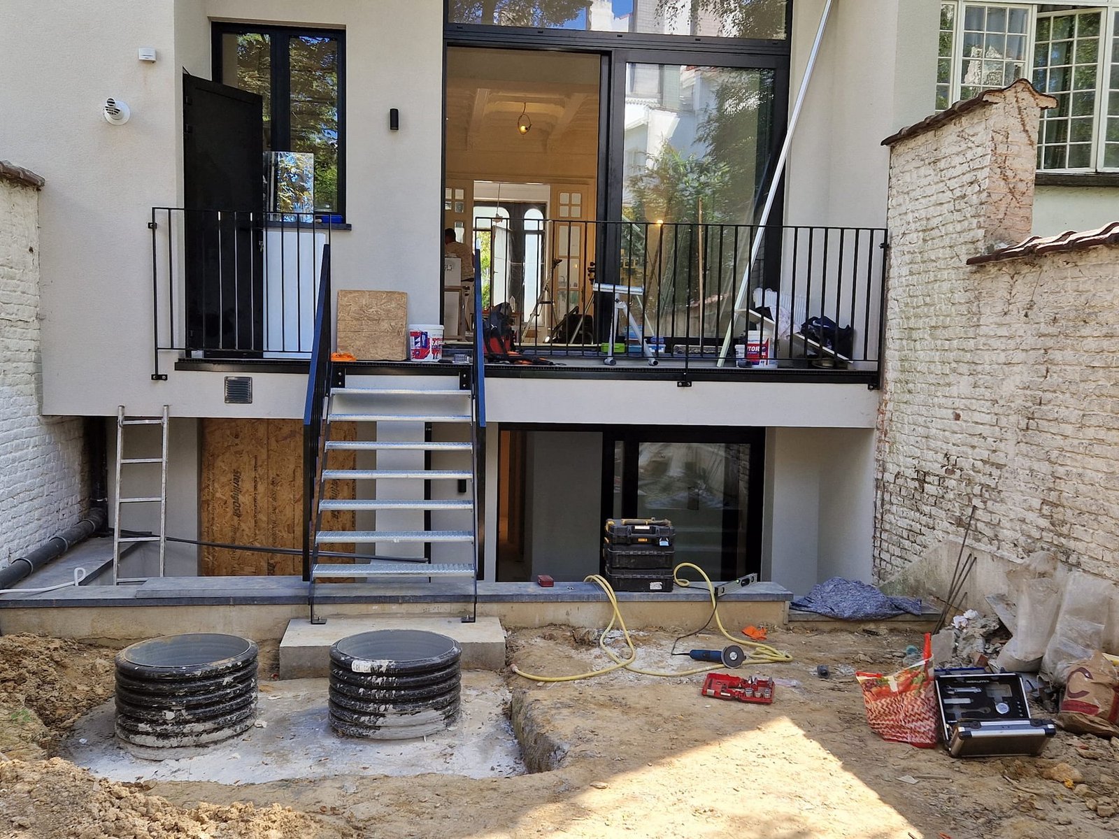 Pose sur chantier d'un escalier acier et de garde-corps sur une terrasse en rénovation