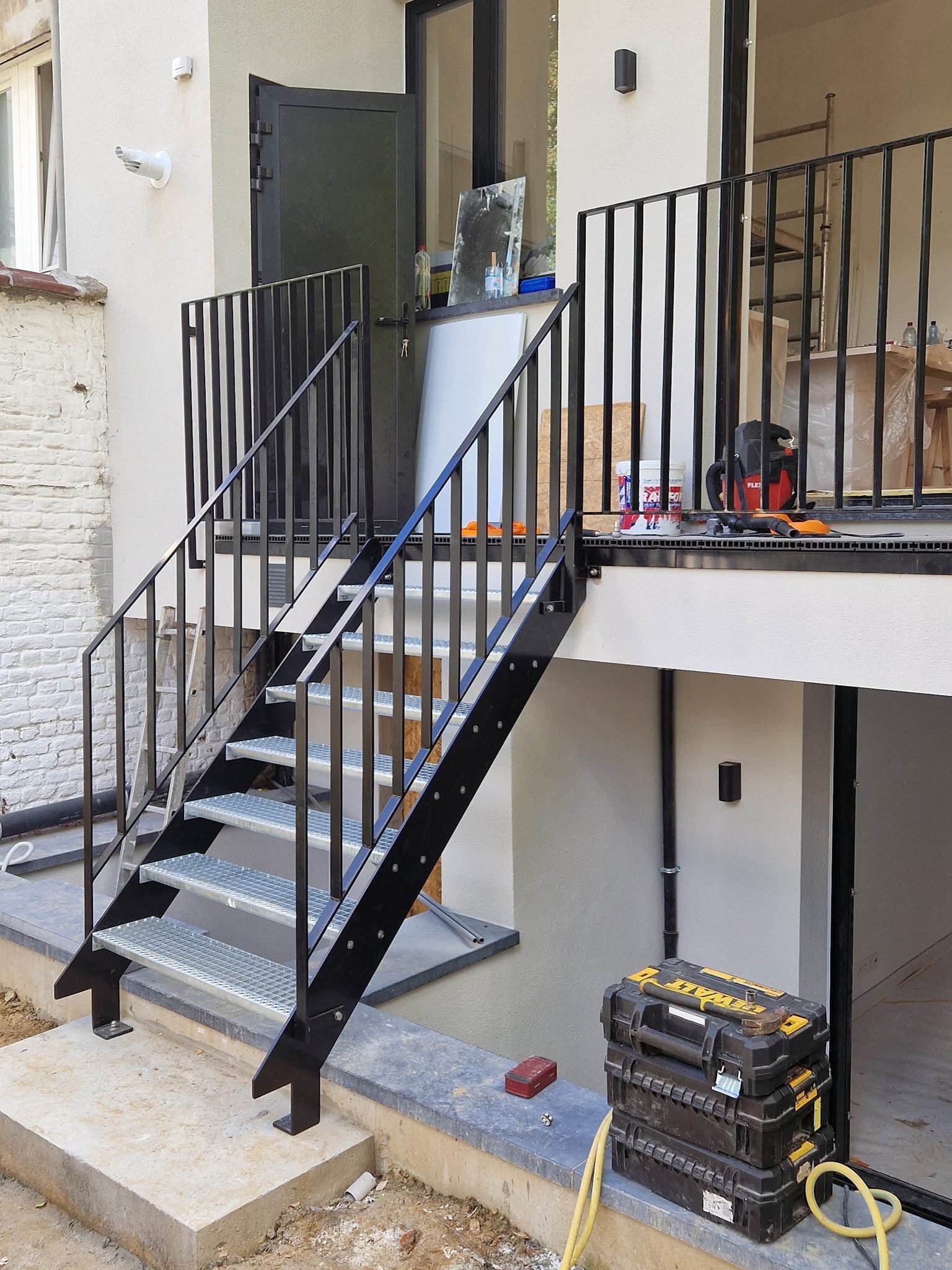 Escalier extérieur en acier noir et garde-corps barreaudé