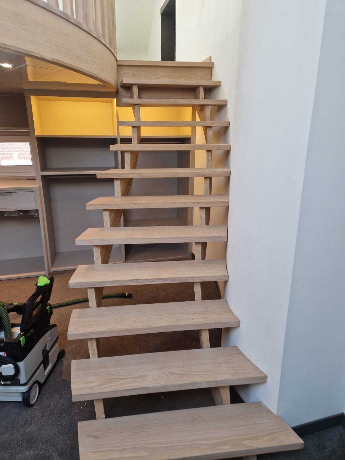 Escalier intérieur à limon central, marches suspendues en chêne brossé